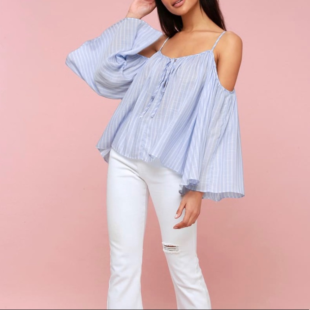 Women’s Lulu’s cold shoulder light blue top (L)